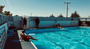 Eskil Kaymakamı Uzar, yüzme öğrenen çocukları ziyaret etti