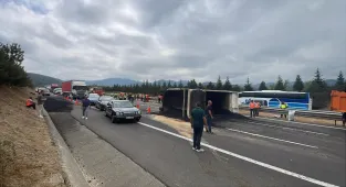 GÜNCELLEME - Anadolu Otoyolu'nun Bolu Dağı kesiminde devrilen kamyon nedeniyle kapanan yol ulaşıma açıldı