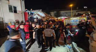 GÜNCELLEME - Balıkesir'deki depremde yıkılan binadan 1 kişi daha kurtarıldı