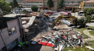 GÜNCELLEME - Balıkesir'deki depremde yıkılan binanın enkazı kaldırılmaya başlandı