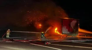 GÜNCELLEME - Bursa'da otoyolda seyir halinde yanmaya başlayan kamyon söndürüldü