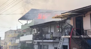 GÜNCELLEME - İzmir'de bir evde başlayıp çevredeki konutlara sıçrayan yangın kontrol altına alındı