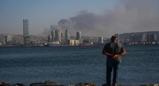 GÜNCELLEME - İzmir'de ormanlık alana sıçrayan yangına müdahale ediliyor