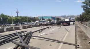 GÜNCELLEME - Kocaeli'de tırdan yola düşen demir profiller nedeniyle kapanan D-100 kara yolu ulaşıma açıldı