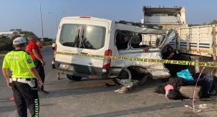 GÜNCELLEME - Mersin'de tıra çarpan minibüsteki 1'i çocuk 2 kişi öldü, 10 kişi yaralandı