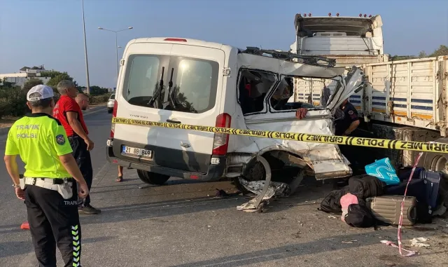 GÜNCELLEME - Mersin'de tıra çarpan minibüsteki 1'i çocuk 2 kişi öldü, 10 kişi yaralandı