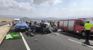 GÜNCELLEME - Tokat'ta 2 otomobilin çarpıştığı kazada 4 kişi öldü, 2 kişi yaralandı