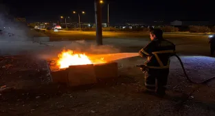 Hatay'da bir iş yerinin önündeki yağmur suyu giderlerinde çıkan yangın söndürüldü