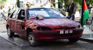 Hollanda'da temsili olarak, İsrail'in Gazze'de öldürdüğü 6 yaşındaki Hind'in içinde bulunduğu araç sergilendi 