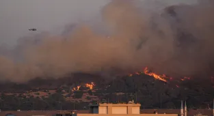İzmir'deki orman yangınına müdahale sürüyor