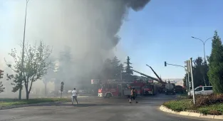 Kayseri'de iş yerinden mobilya aksesuarı üreten fabrikaya sıçrayan yangına müdahale ediliyor