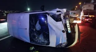 Kocaeli'de hafif ticari aracın lastiği patlayan otomobile çarptığı kazada 2 çocuk yaralandı