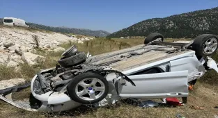 Konya'da şarampole devrilen otomobildeki 5 kişi yaralandı