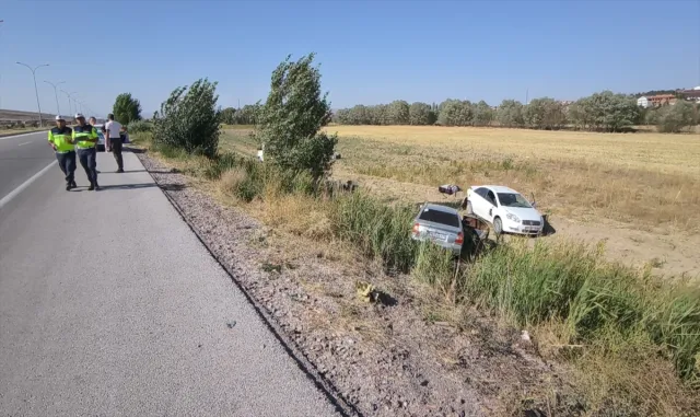 Kütahya'da kazaya müdahale eden polis aracına çarpan otomobildeki 4 kişi yaralandı