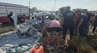 Manisa'da otobüs ile otomobilin çarpıştığı kazada ölen çift defnedildi