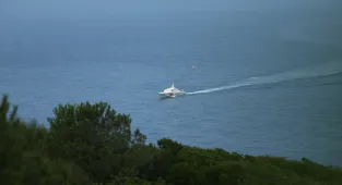 Marmara Adası açıklarında parçalanmış halde bulunan teknedeki iş insanını arama çalışmaları 3. gününde sürüyor