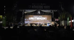 Marmara Depremi'nin 26'ncı yıl dönümünde şehitler için saat 03.02'de sela okundu