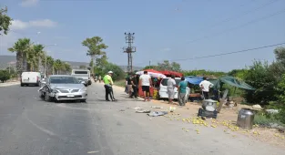 Mersin'de park halindeki araca çarpan otomobilin sürücüsü kaçtı