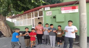 Niğde'de bir hayırsever Kur'an kursu öğrencilerine dondurma ikram etti