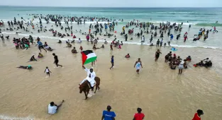 Senegalli sanatçıdan Filistin'e destek için sahilde atlı gösteri