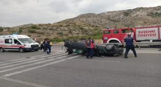 Sivas'ta devrilen otomobilin sürücüsü yaralandı