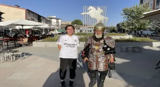 Temsili savaş kostümü giyerek Malazgirt ruhunu yaşatıyor