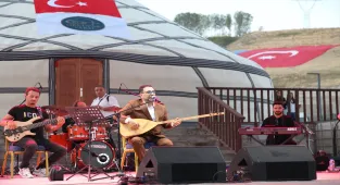 Türkücü İsmail Altunsaray, Malazgirt Zaferi kutlamaları kapsamında Ahlat'ta sahne aldı