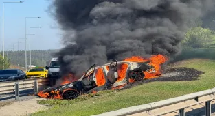 Ümraniye'de kaza yapan otomobil yandı 