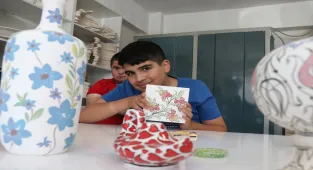 Yozgat'ta özel öğrenciler çini boyama kursunda yeteneklerini keşfediyor