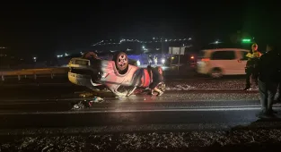 Bayburt'ta refüje çarpıp devrilen otomobildeki 6 kişi yaralandı