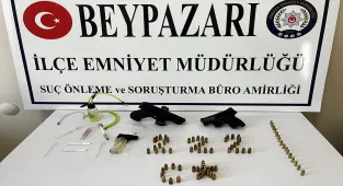 Beypazarı'nda bir araçta 2 tabanca ve sentetik uyuşturucu ele geçirildi