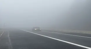 Bolu Dağı'nda etkili olan sis D-100 kara yolunda görüş mesafesini düşürdü