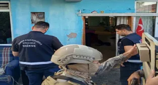 Edirne'de düzenlenen operasyonda göçmen kaçakçısı saklandığı evde yakalandı
