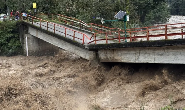 GÜNCELLEME 2 - Rize'de sağanak etkili oluyor