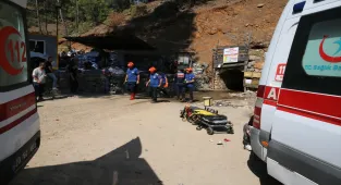 GÜNCELLEME - Denizli'de madendeki göçükte mahsur kalan 2 işçiye ulaşılması için çalışmalar sürüyor