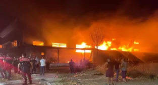 GÜNCELLEME - İzmir'de mobilya fabrikasında çıkan yangın kontrol altına alındı