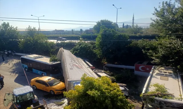 GÜNCELLEME - Manisa'da zincirleme trafik kazasında hayatını kaybeden polis memuru toprağa verildi