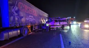 GÜNCELLEME - Mersin'de tarım işçilerini taşıyan minibüsün tıra çarptığı kazada 3 kişi öldü, 16 kişi yaralandı