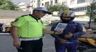 Kırşehir'de polis motorlu kuryeleri bilgilendirdi