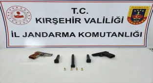 Kırşehir'de ruhsatsız tabanca taşıyan 2 şüpheliye idari para cezası