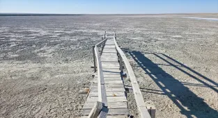 Konya'da kuruyan Tersakan ve Bolluk gölünden geriye tuz tabakası kaldı