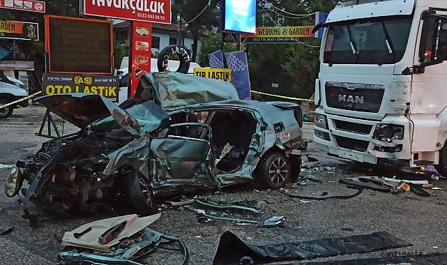 Park halindeki tıra çarpan otomobildeki 3 kişi hayatını kaybetti