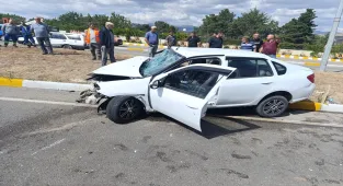 Sivas'ta kepçeye çarpan otomobilin sürücüsü yaralandı