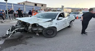 Sivas'ta otomobille çarpışan minibüsteki 15 tarım işçisi yaralandı