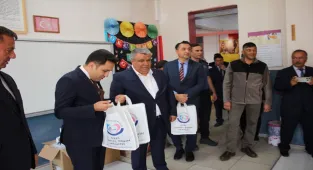 Yıldızeli'nde yaşlılardan öğrencilere kırtasiye desteği 