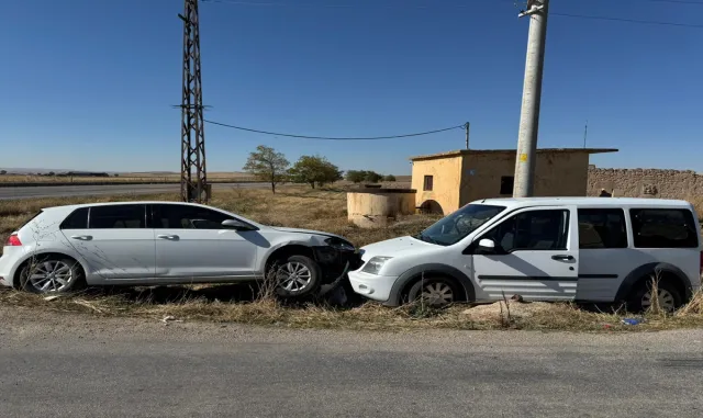 Aksaray'da hafif ticari araç ile otomobil çarpıştı 1 kişi yaralandı