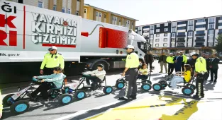 Ardahan'da çocuklar mobil eğitim tırında trafik kuralları hakkında bilgilendirildi