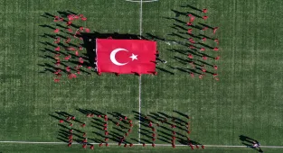 Depremin merkez üssü Sındırgı'da 29 Ekim Cumhuriyet Bayramı coşkuyla kutlandı