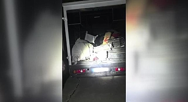 Diyarbakır'da Kamyonetin Gizli Bölmesinde Çok Sayıda Düzensiz Göçmen Yakalandı