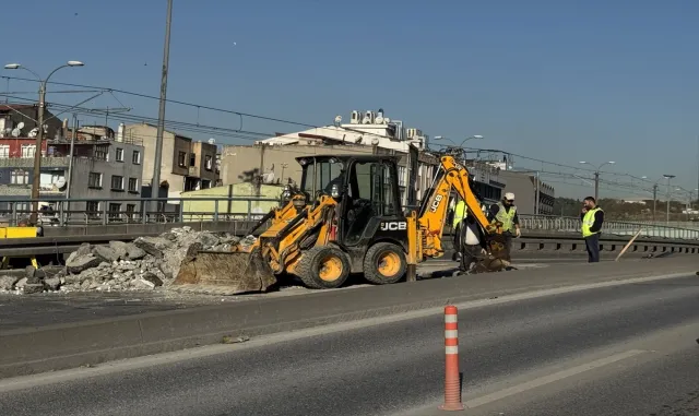 Esenler'deki Ayvalıdere Araç Köprüsü'nde güçlendirme çalışması yapılıyor